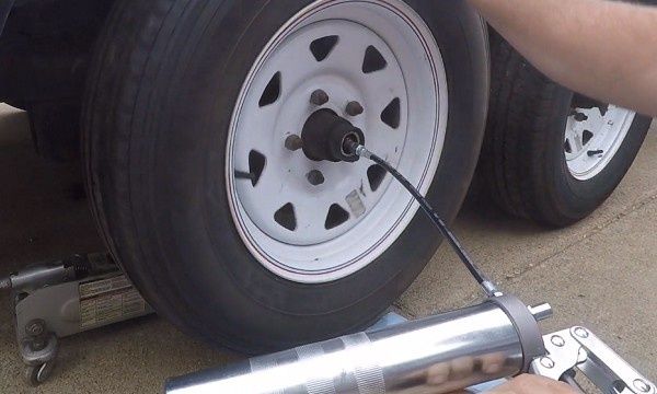 Fettpump används vid släpvagnens hjulnav och lager