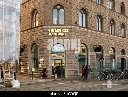 Exteriör av "Göteborgs Pantbank" i en stenbyggnad med valvformade fönster.